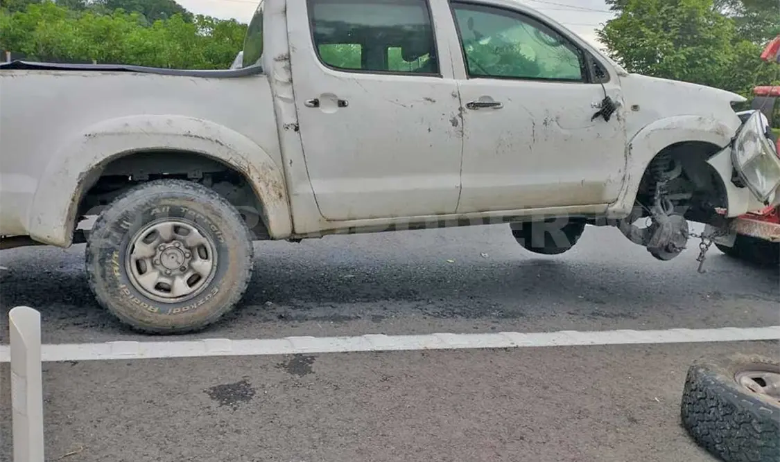 Vuelca camioneta y dos oficiales salen lesionados