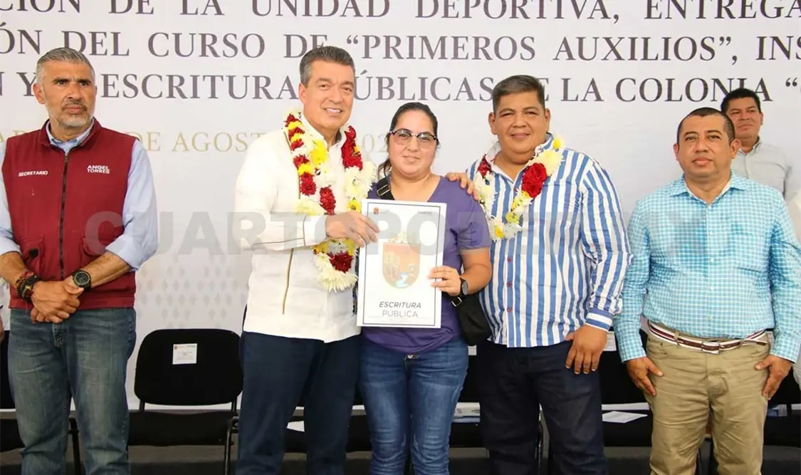 Entregan 50 escrituras a familias de Huixtla