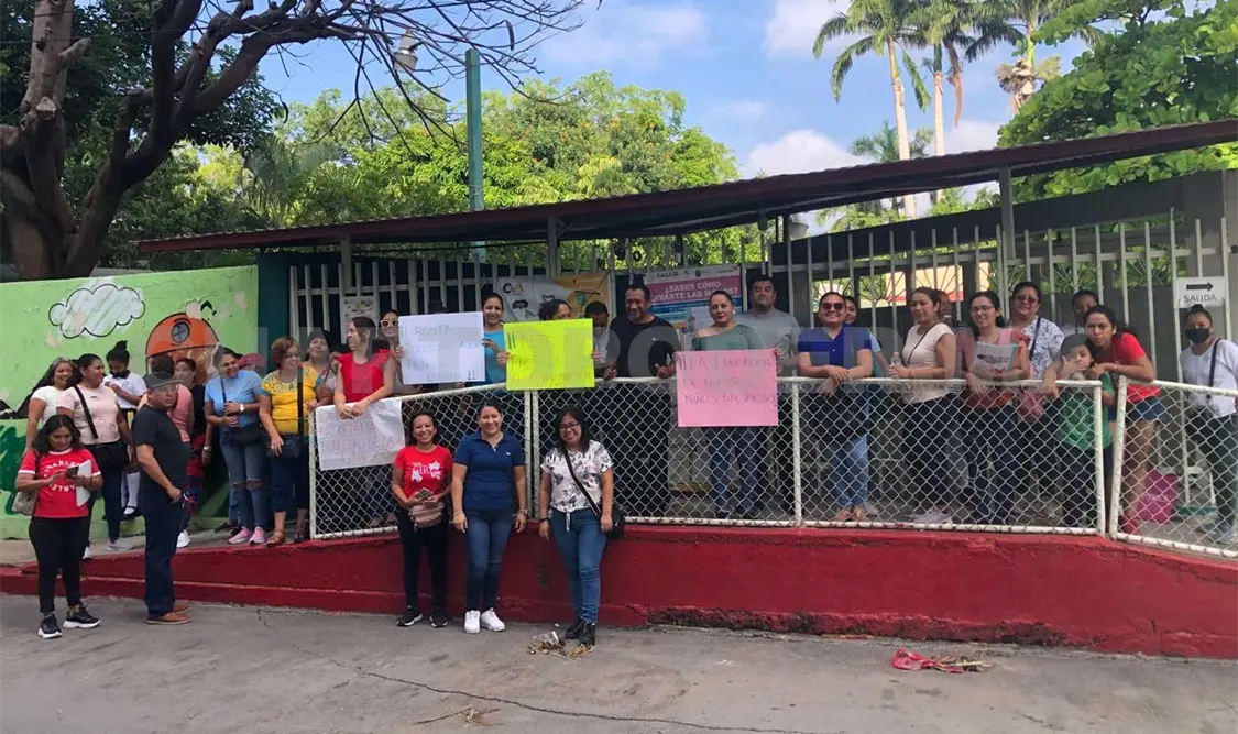 Exigen que docentes estén frente a grupo