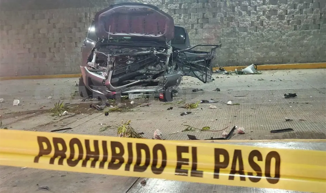 Veloz camioneta sale proyectada de puente