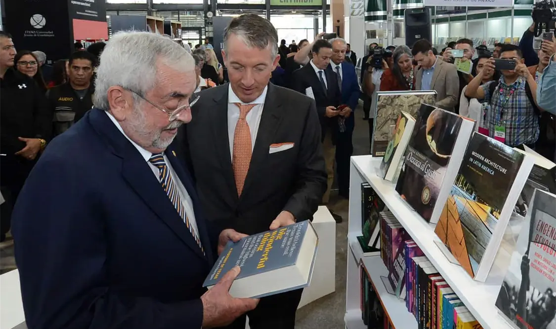 Enrique Graue encabezó la ceremonia simbólica de entrega de libros en donación a alumnos de nuevo ingreso del bachillerato universitario. Cortesía