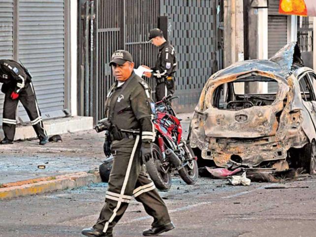 Criminales atacan con bombas caseras un mercado en Quito