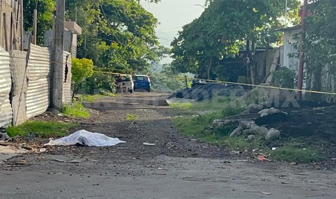 Una de las víctimas salió corriendo por la calle y la mataron a tiros con un arma AR-15; un segundo sujeto fue subido a una camioneta y huyeron del lugar. Víctor Sánchez / CP