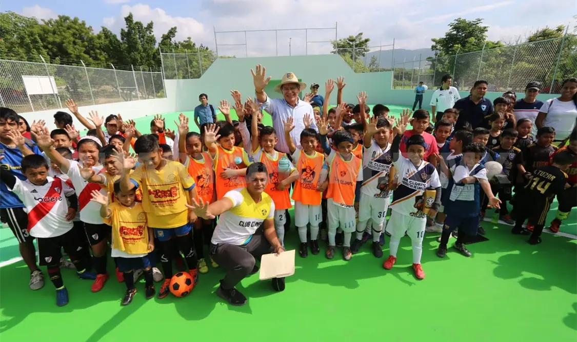 Inaugura edil obra deportiva en colonia La Hendidura