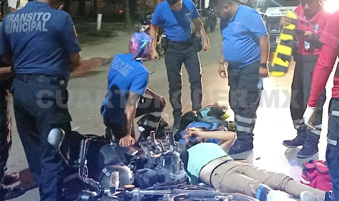 Caen de motocicleta y resultan lesionados