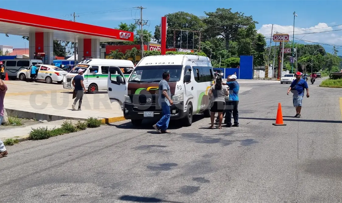 Habitantes retienen unidad de transporte