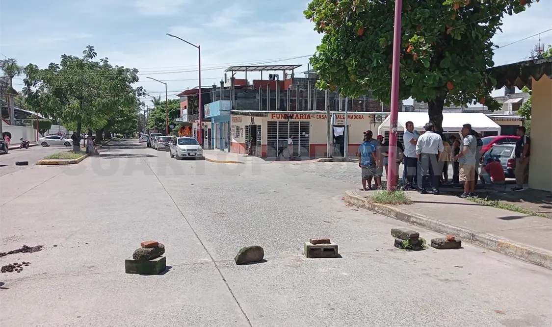 Vecinos bloquean acceso a colonia por falta de luz