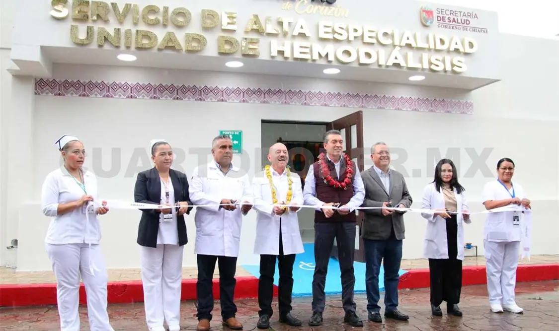 En el corte del listón inaugural del Servicio de Alta Especialidad en Hemodiálisis del Hospital de la Mujer, en San Cristóbal de Las Casas. CP