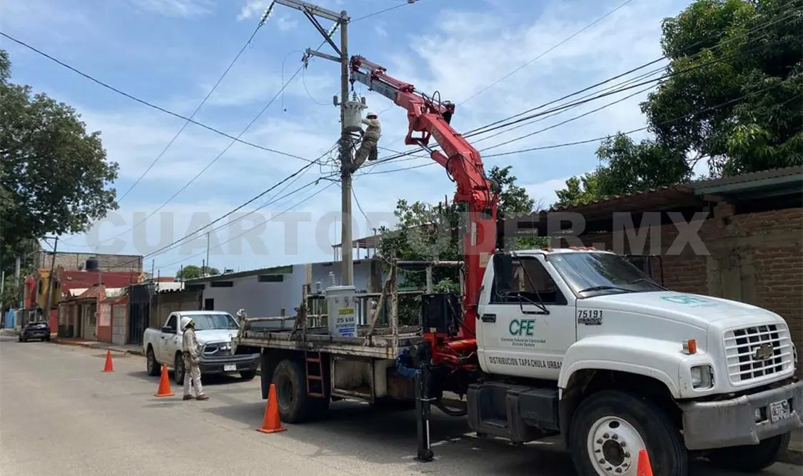 La cuadrilla del CFE durante el retiro del transformador. CP
