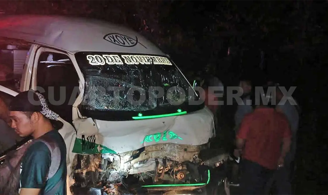 Un colectivo y una camioneta se vieron implicados en el accidente acontecido sobre la carretera que va al ejido 20 de Noviembre. Víctor Sánchez / CP