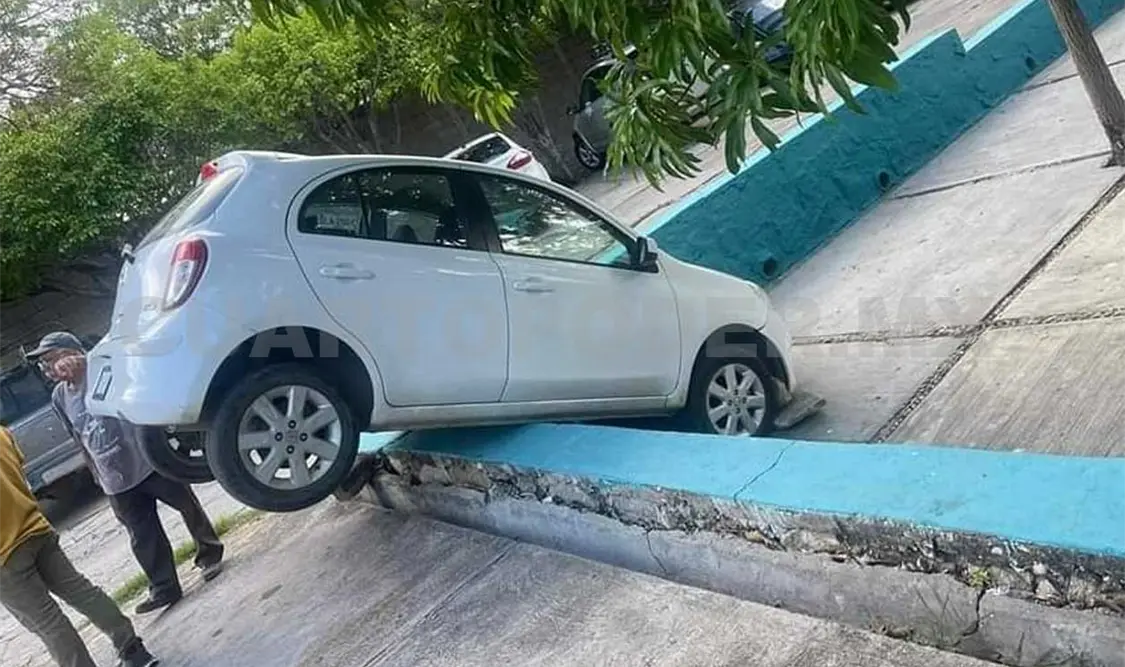 Conductor confundió el pedal de frenar con el de acelerar, por lo que terminó sufriendo el percance en plena institución educativa. Ulises López / CP