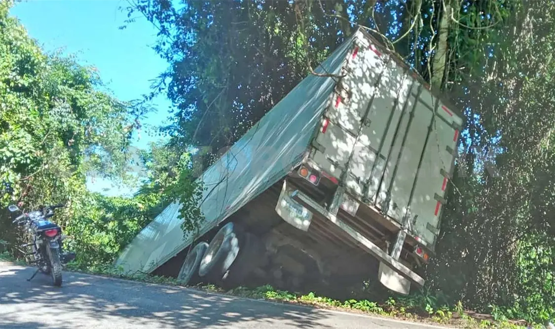 Al parecer el chofer se quedó dormido y se salió de la cinta de rodamiento. Genaro Sánchez / CP