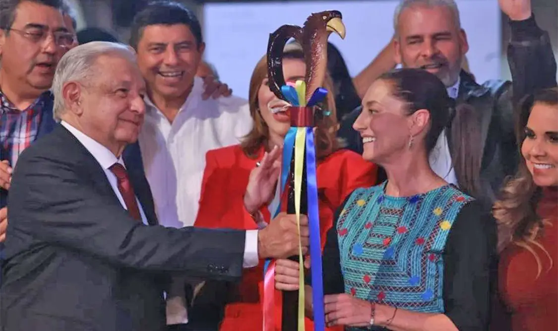 Claudia recibe el bastón de mando