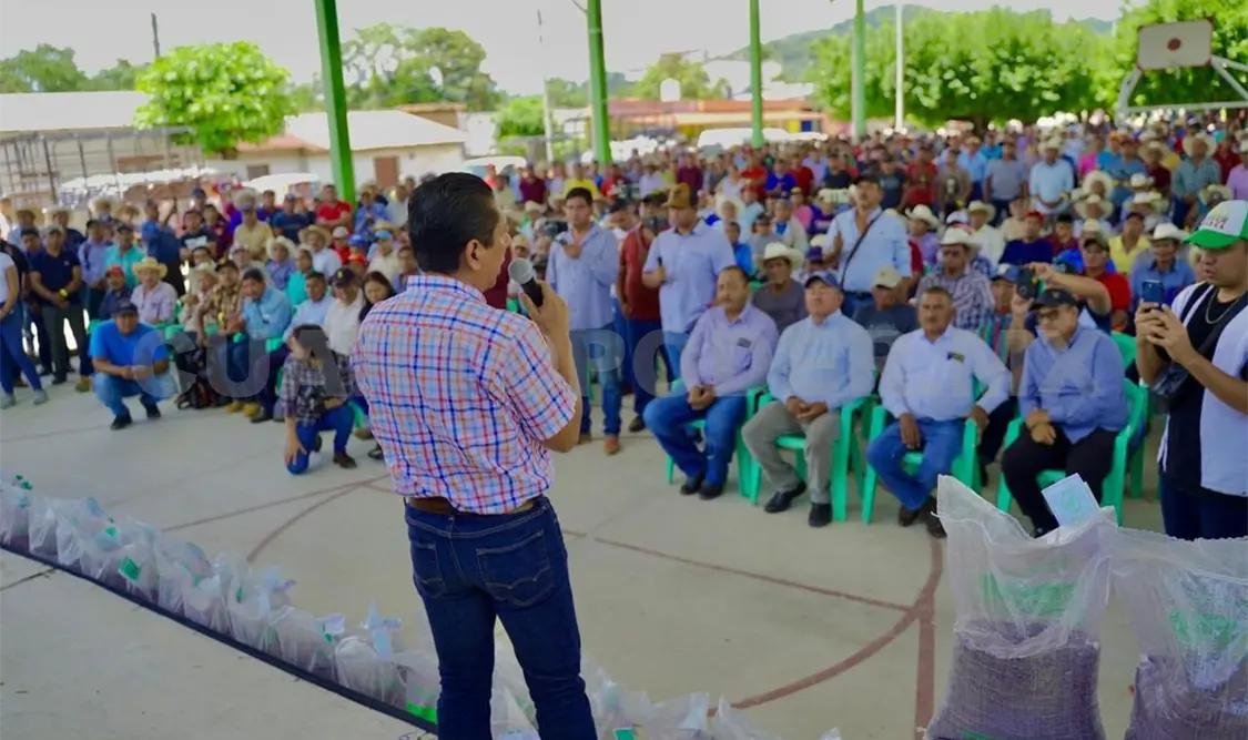 Llaven Abarca reafirma compromiso con el campo