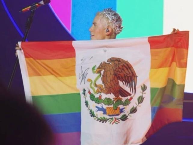 Christian Chávez modifica la bandera