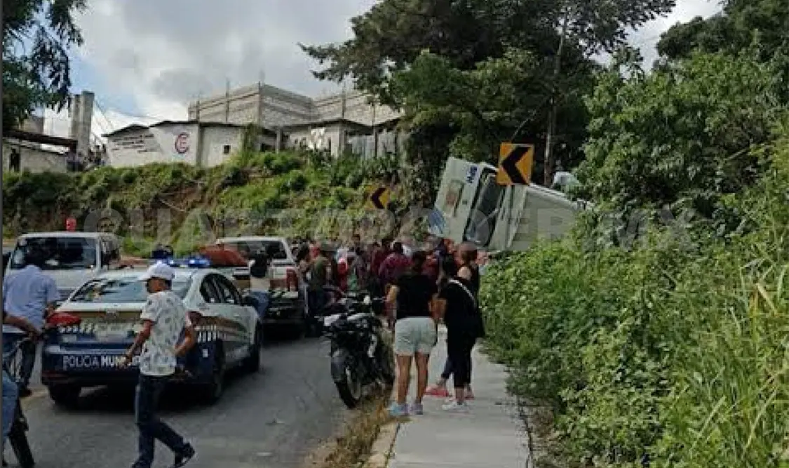 Volcadura de Urvan salda con 10 heridos