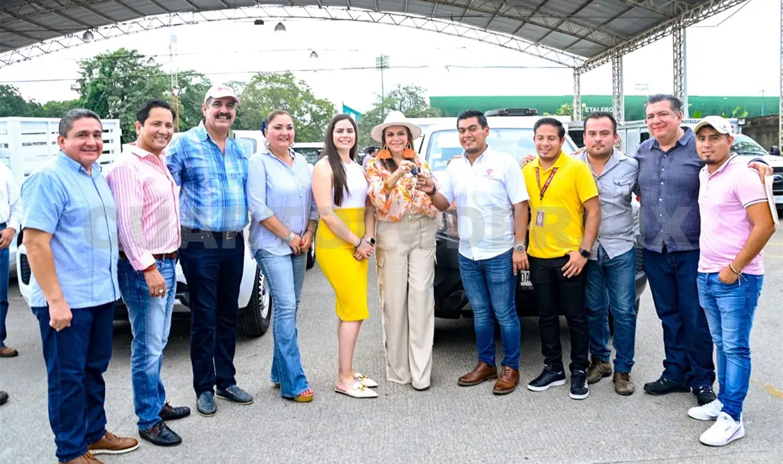 Entrega Urbina nuevos vehículos a dependencias