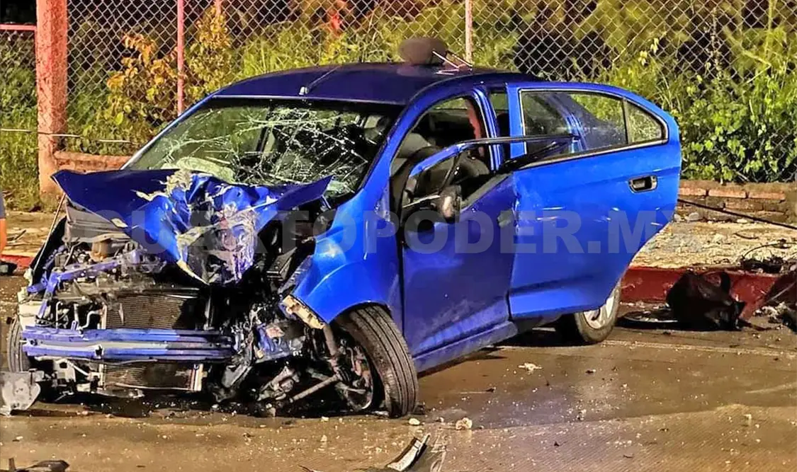 Se estrella automovilista contra poste; un lesionado