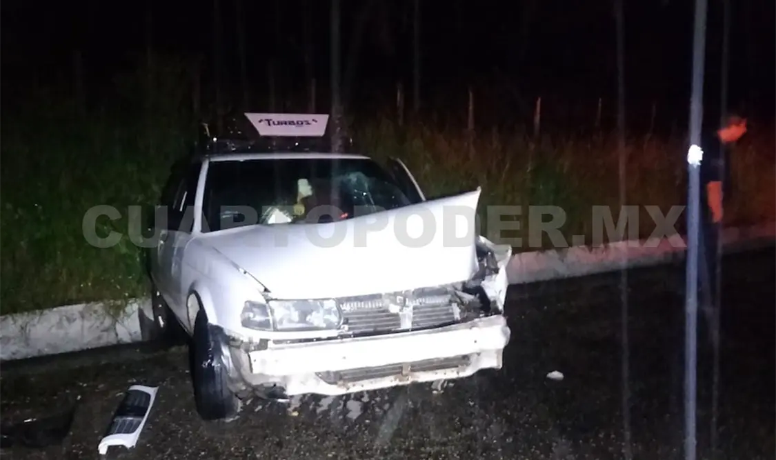 Auto es chocado por una pipa que logró escapar