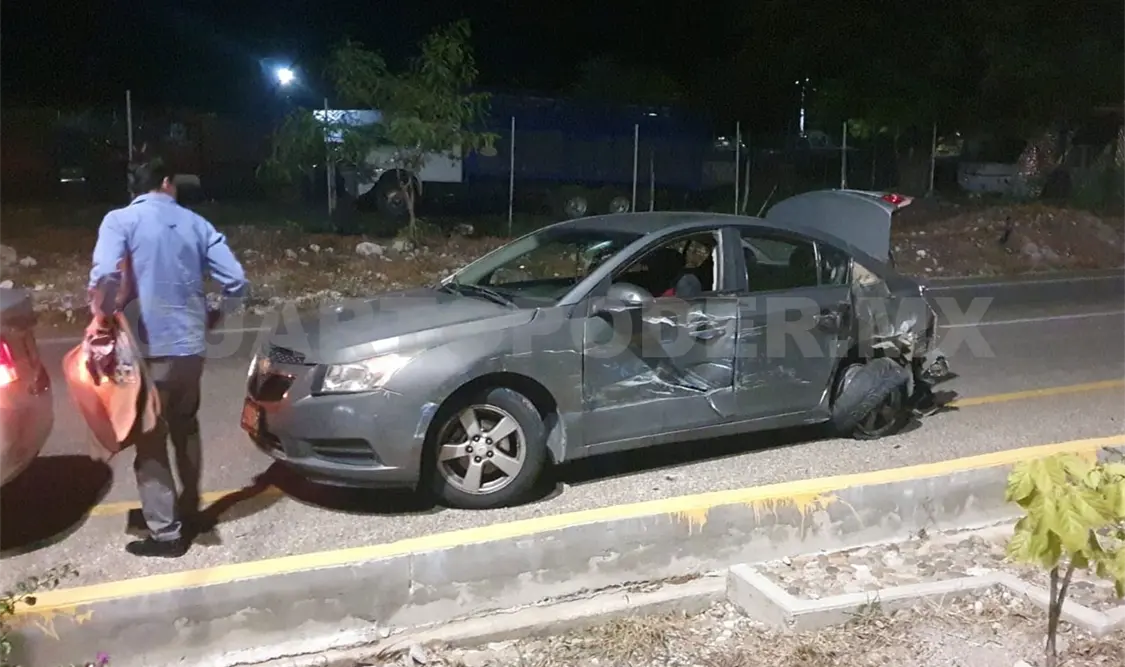 Tráiler embiste a sedán y luego se da a la fuga