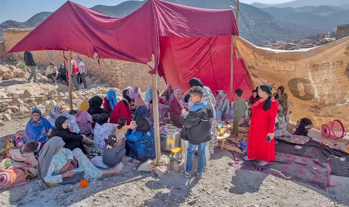 Un grupo de mujeres y niños se refugian bajo una tienda de campaña improvisada tras un terremoto en Marrakech, Marruecos. Cortesía