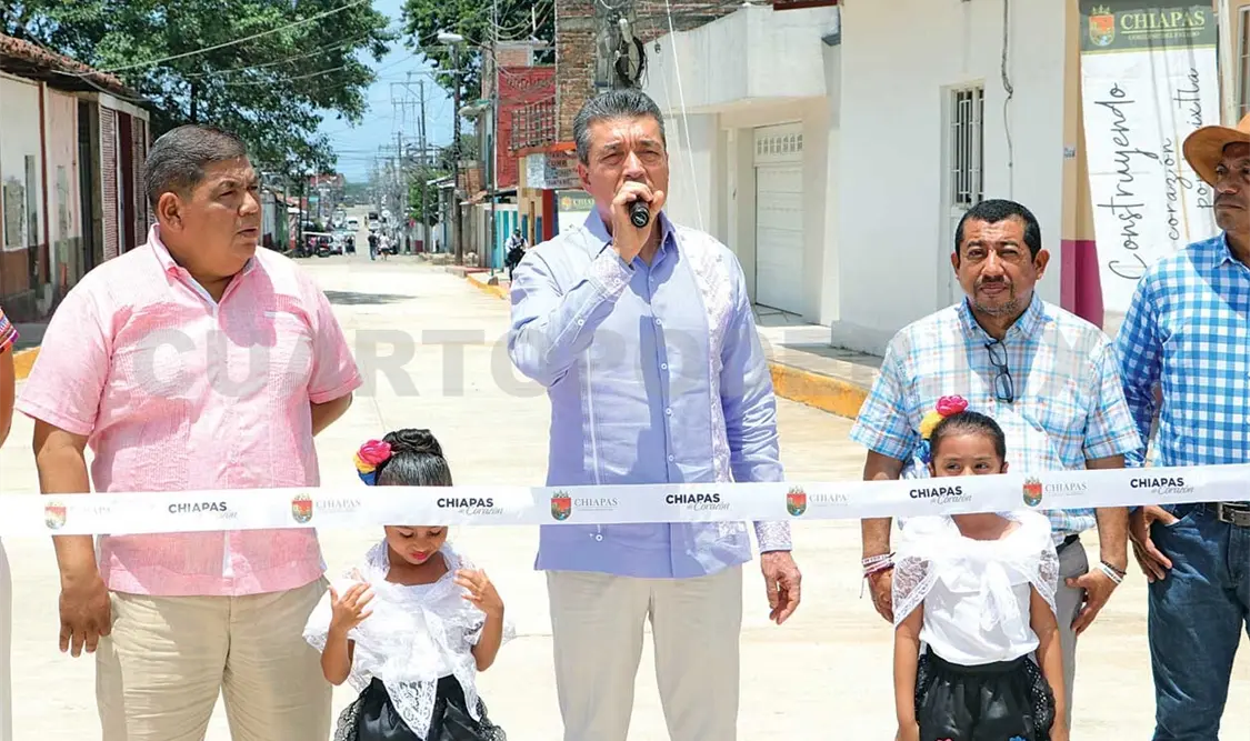 En el corte del listón inaugural de la pavimentación con concreto hidráulico de las calles Corregidora y González Ortega, en el municipio de Huixtla. CP