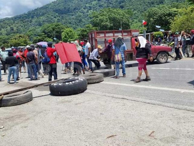 Bloquean en Acapetahua para exigir liberación de detenidos