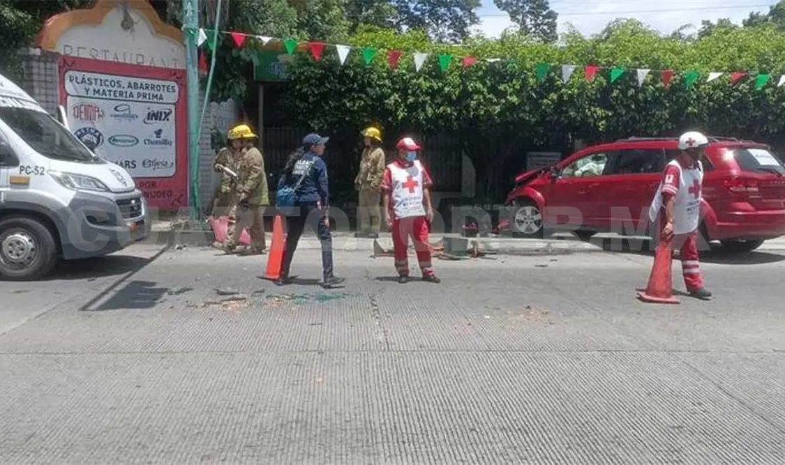 Conductor, tras sufrir un desmayo, termina chocando contra poste de semáforo. Víctor Sánchez / CP
