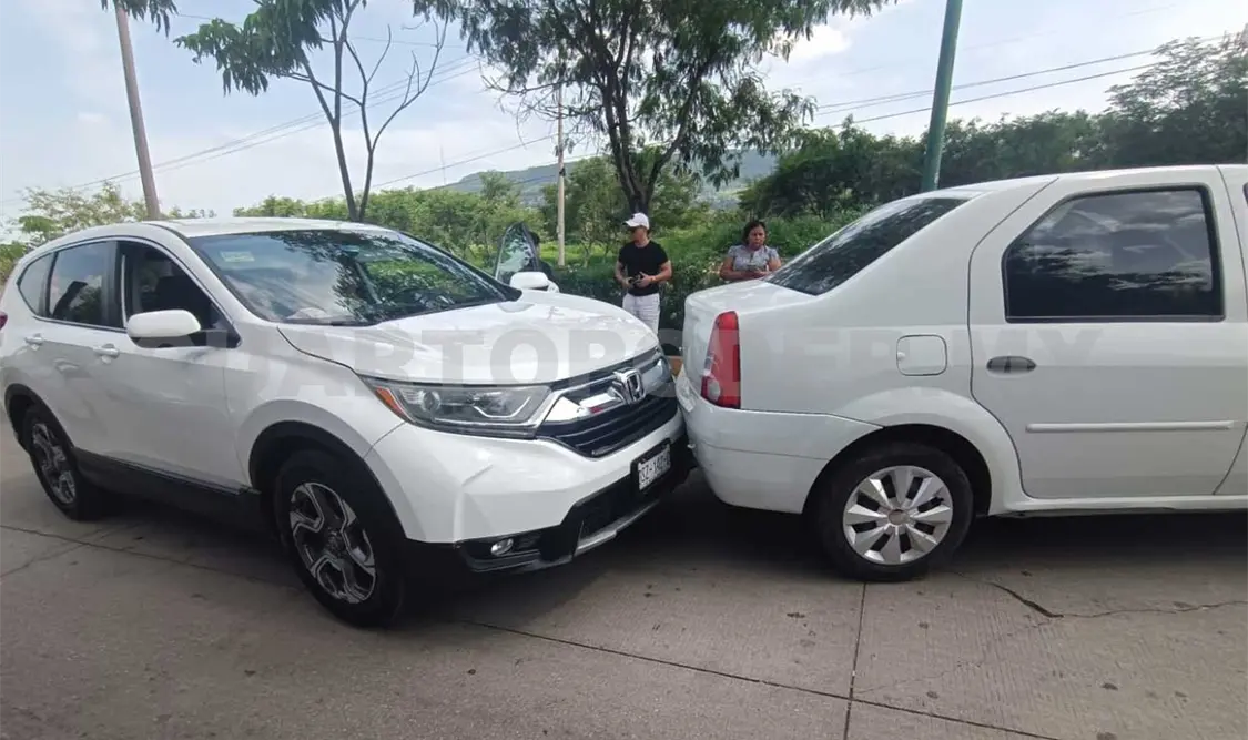 Un choque por alcance no dejó lesionados, pero sí leves daños en las unidades. Ulises López / CP