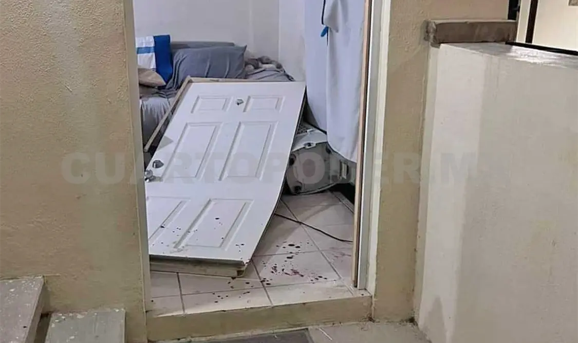 En agresor derribó la puerta del domicilio del joven para después herirlo de gravedad. Ulises López / CP