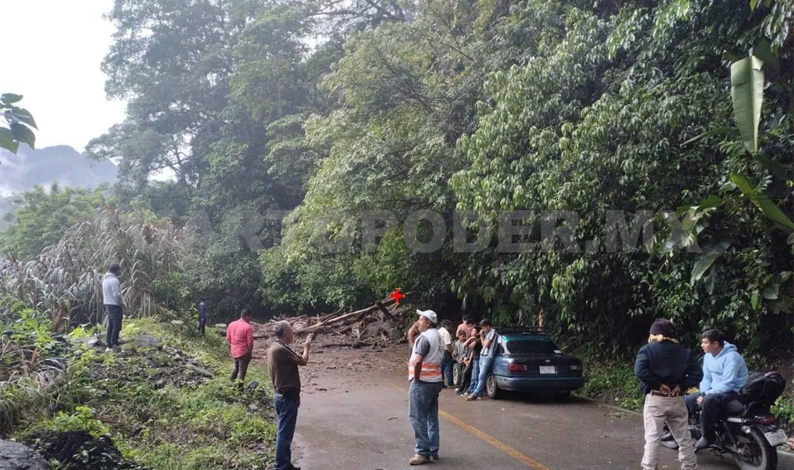 Lluvias provocan derrumbes e incomunican carretera