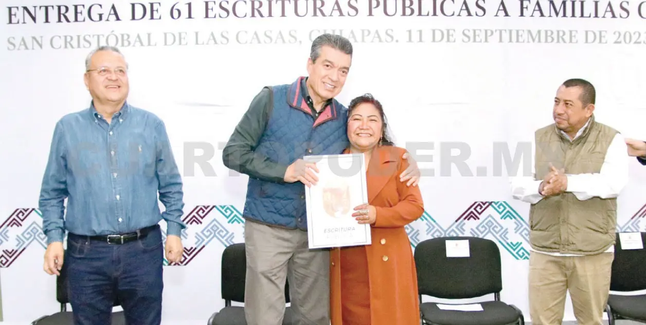 Realiza REC entrega de escrituras a familias