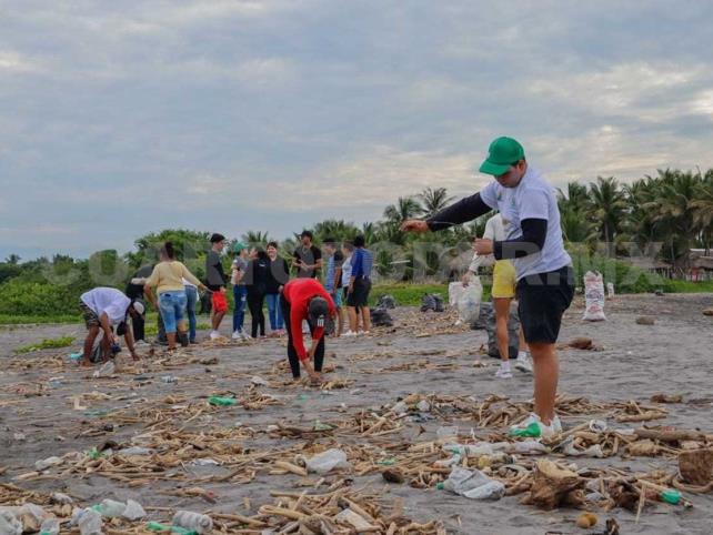 Deportistas, AC y pobladores recolectan desechos en playa