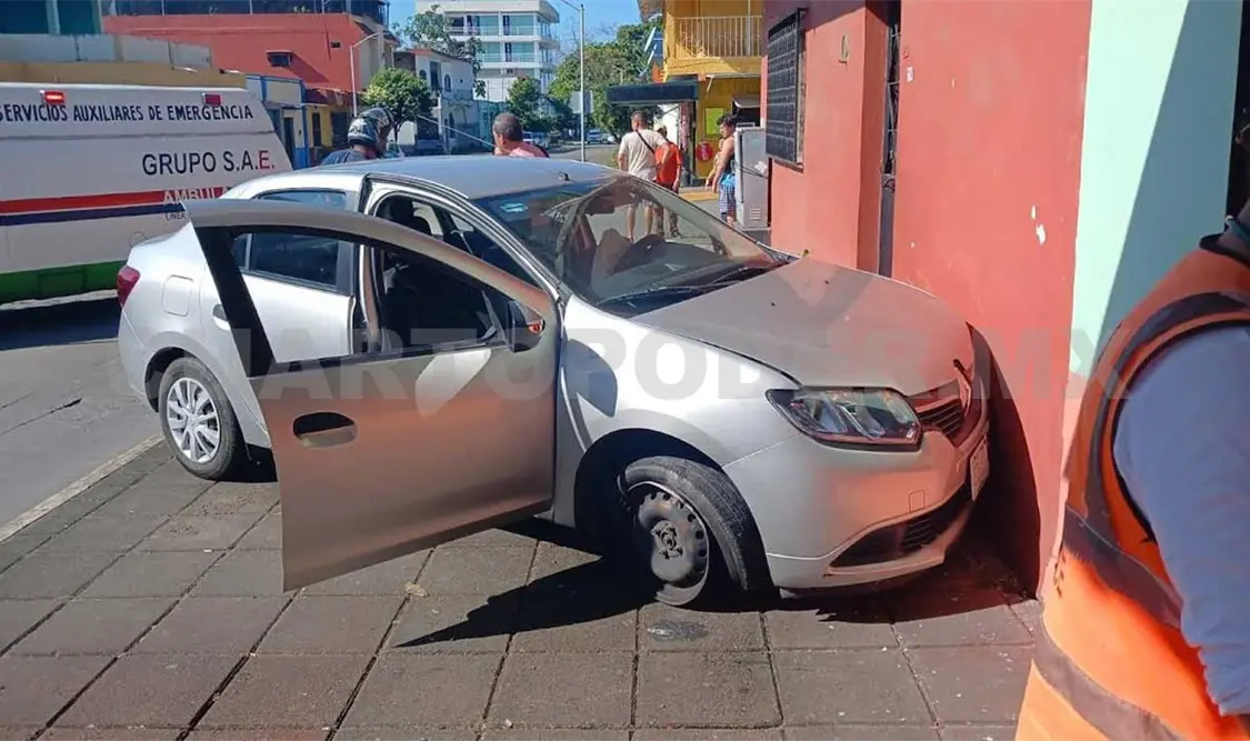 Se estrella en una casa tras impactar con auto