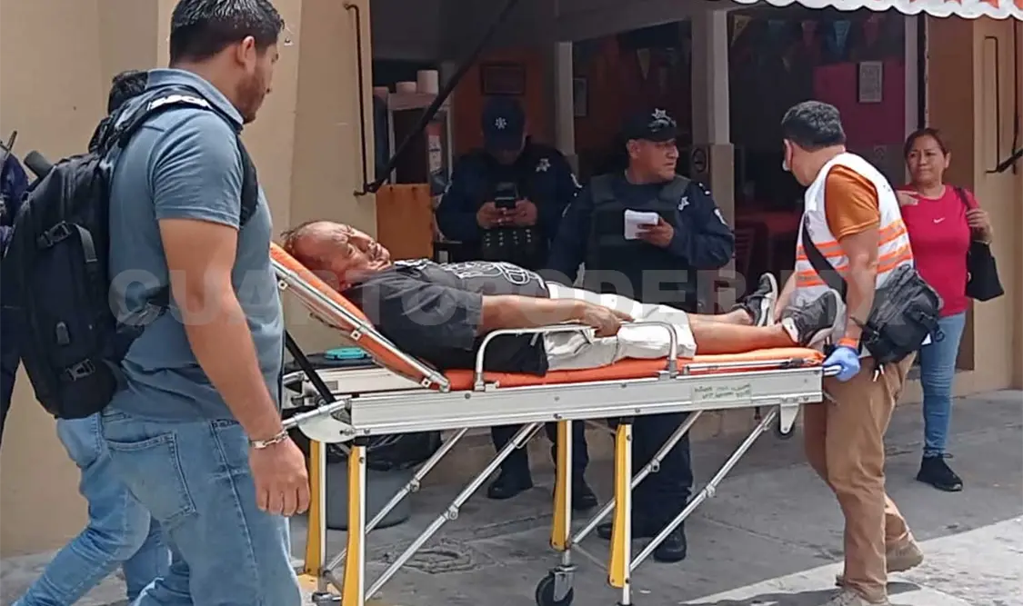 Cae trabajador de la losa de un establecimiento