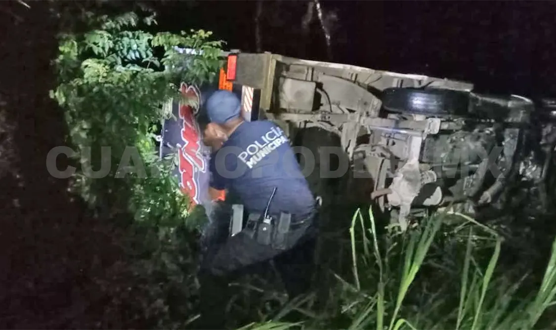 Vehículo termina en la malesa al fondo de un barranco