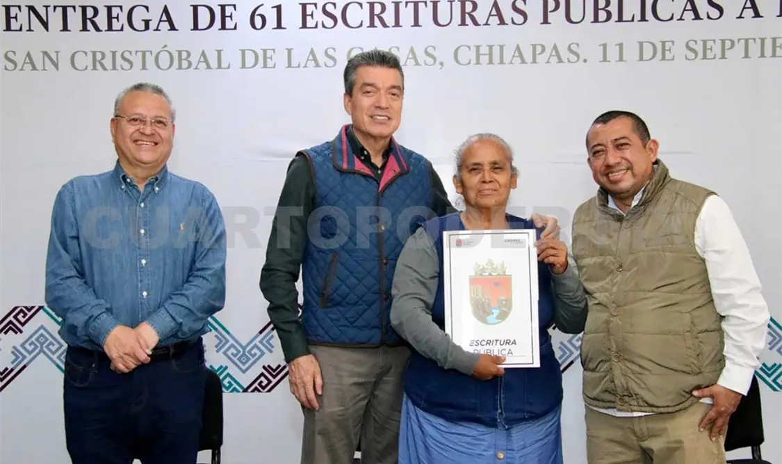 Entregan 61 escrituras a familias de cinco municipios