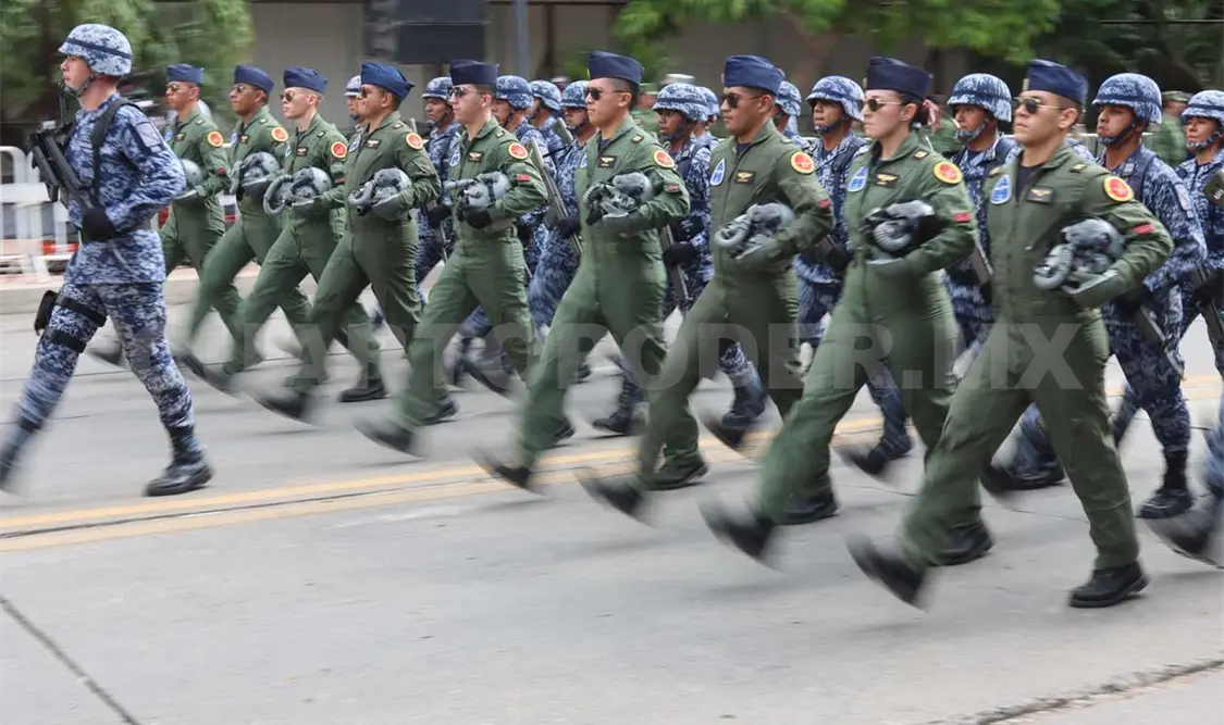El desfile cívico militar alusivo a la celebración del 213 aniversario de la Independencia de México, desde la avenida Central de Tuxtla Gutiérrez. Diego Pérez / CP