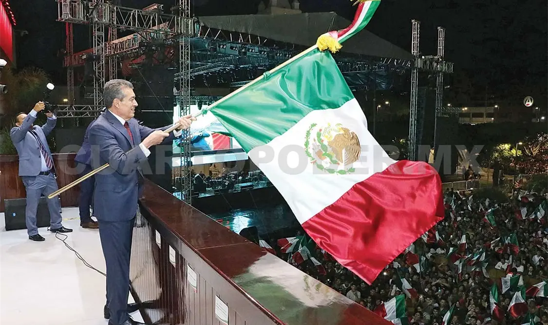 El Ejecutivo estatal ondeó la bandera mexicana y clamó los nombres de quienes lideraron el movimiento independentista. CP