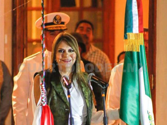 Preside Rosy Urbina desfile cívico y militar