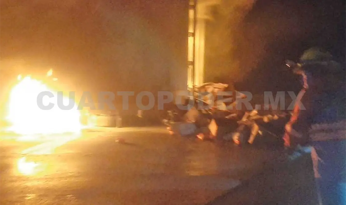 El presunto sobrecalentamiento de las balatas de la pesada unidad dio origen al incendio en cuestión de minutos. Ulises López / CP