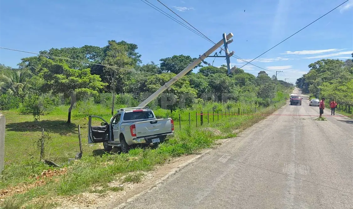 Colisiona contra poste y lo dejan abandonado
