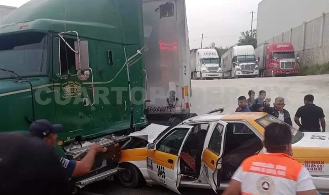 Taxi se estrella contra un tráiler; dos heridos