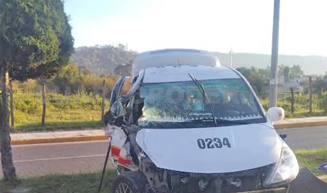 Taxi choca contra un camión; dos lesionados