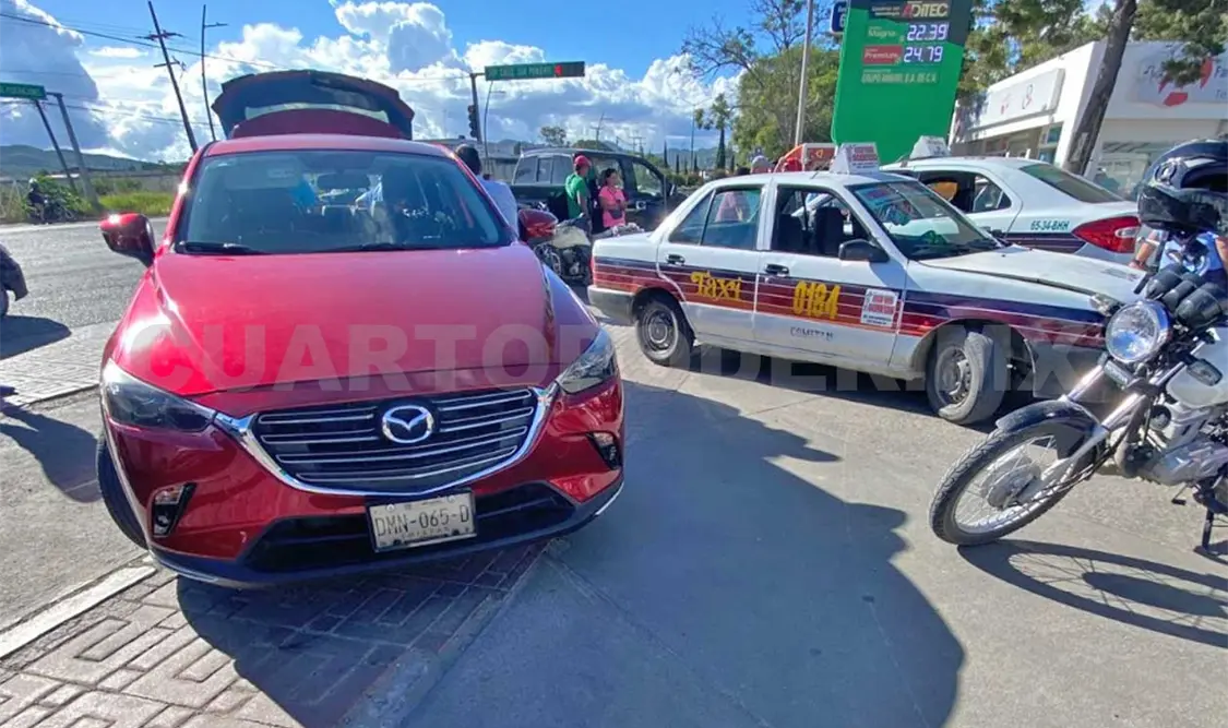 Se queda sin frenos e impacta contra una camioneta
