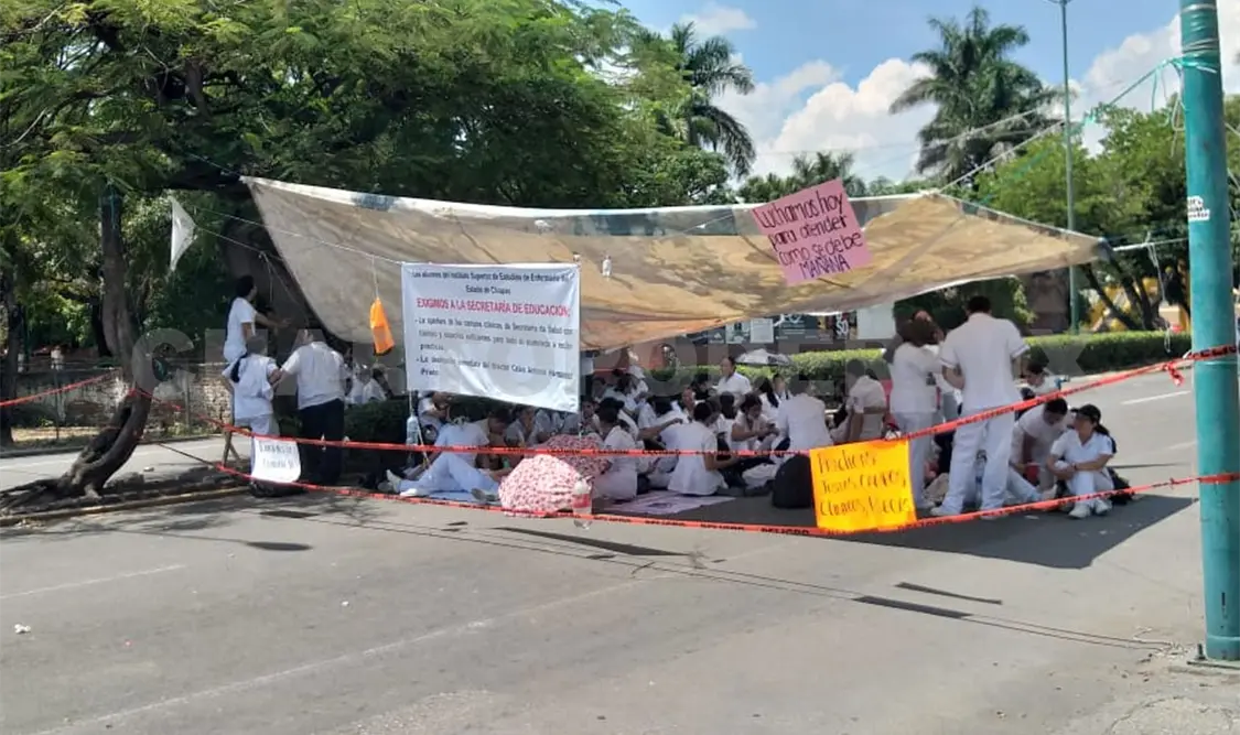 Continúa protesta de alumnos de Enfermería