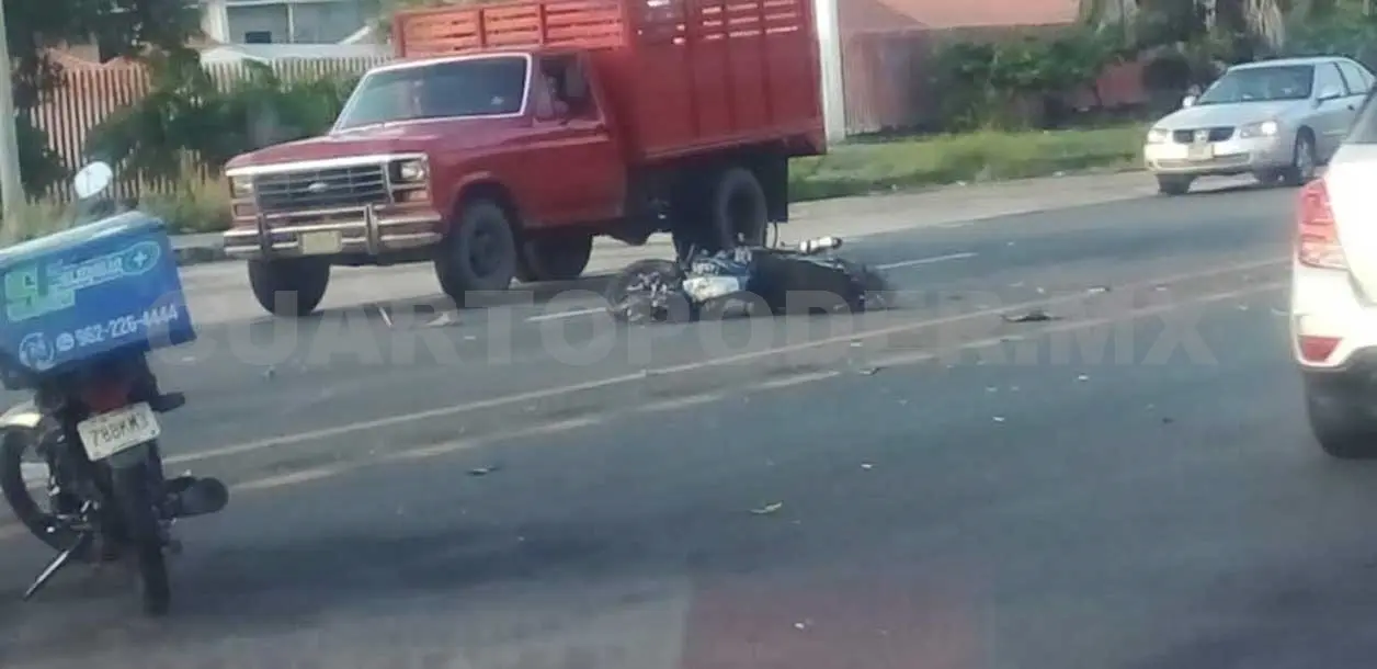 Motociclista sale lesionado al sufrir un accidente vial