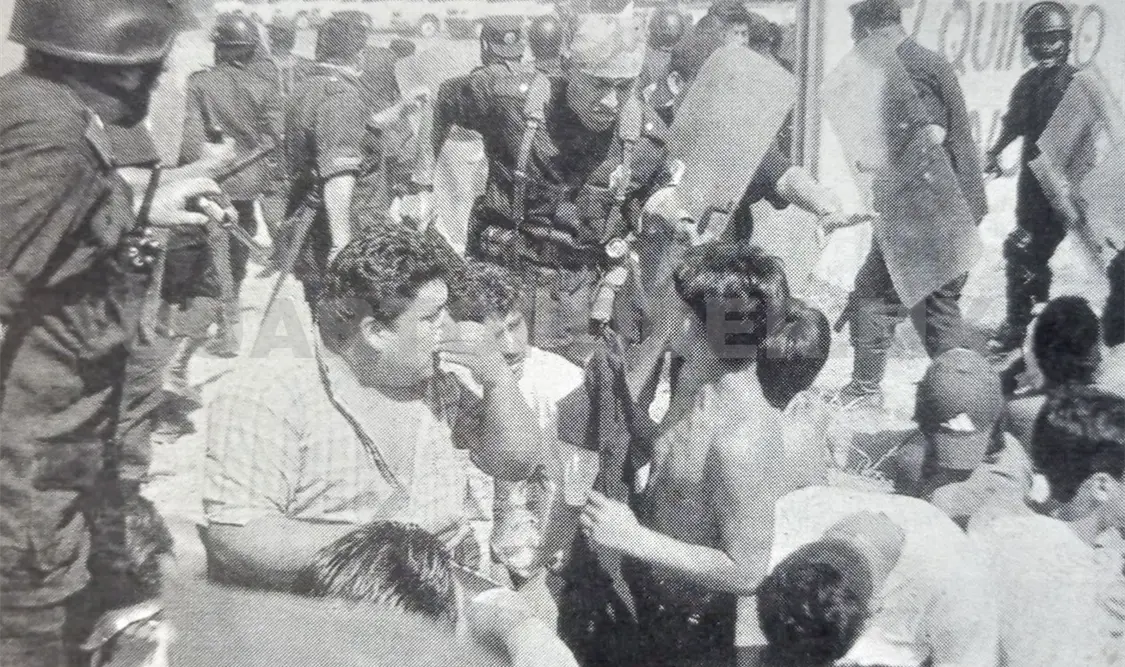 Entran policías a escuela