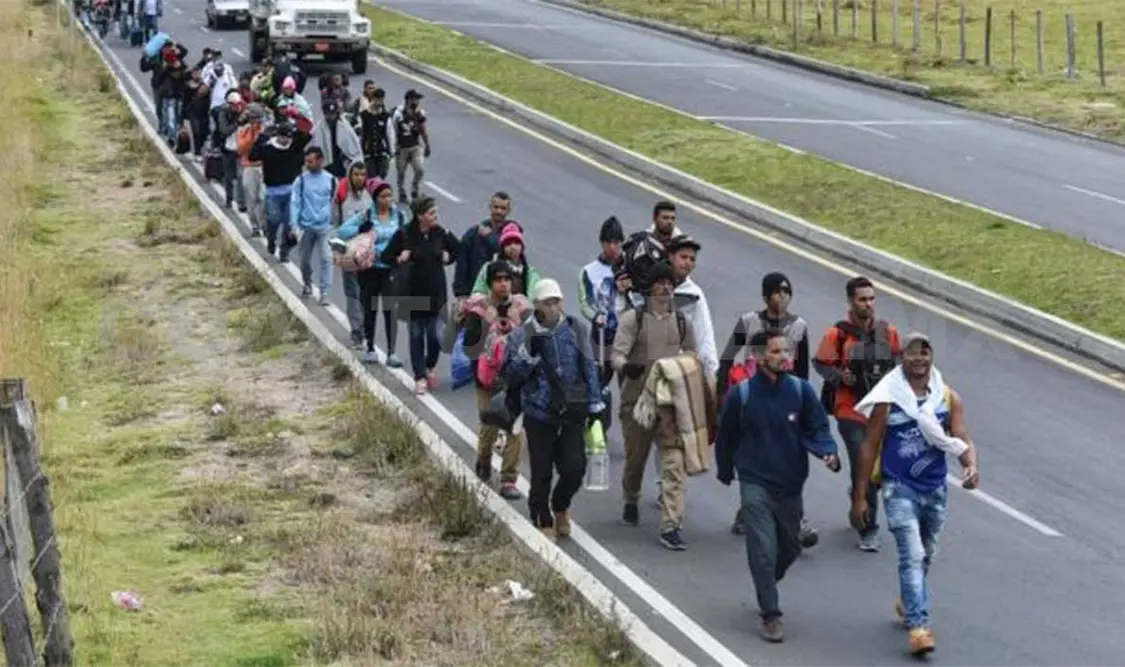 Piden que los migrantes sean cautos al pasar a pie por tramos carreteros. Noel Vázquez / CP
