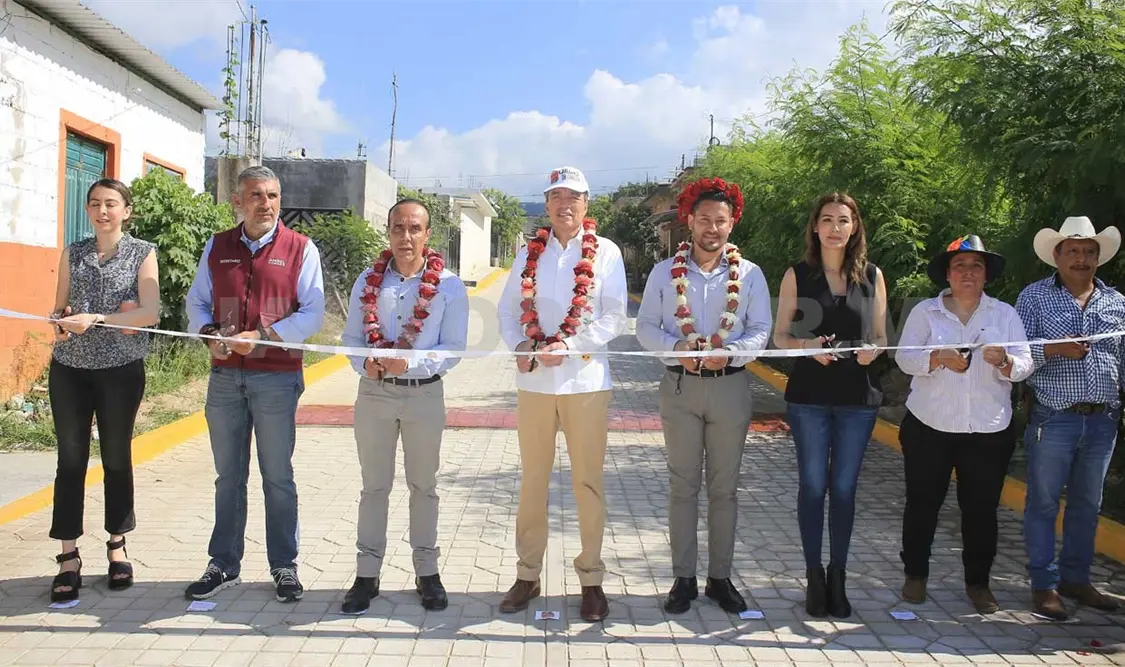 En el corte del listón inaugural de la pavimentación con concreto hidráulico y el mejoramiento integral de vialidades en Suchiapa. CP